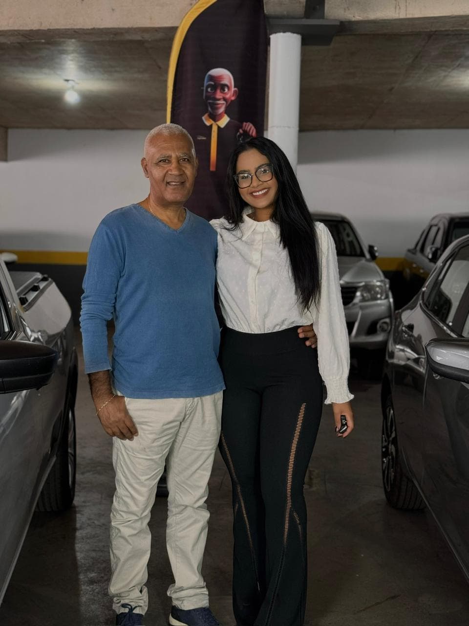 Taquinho e Isabela, pai e filha, à frente da Taquinho Automóveis