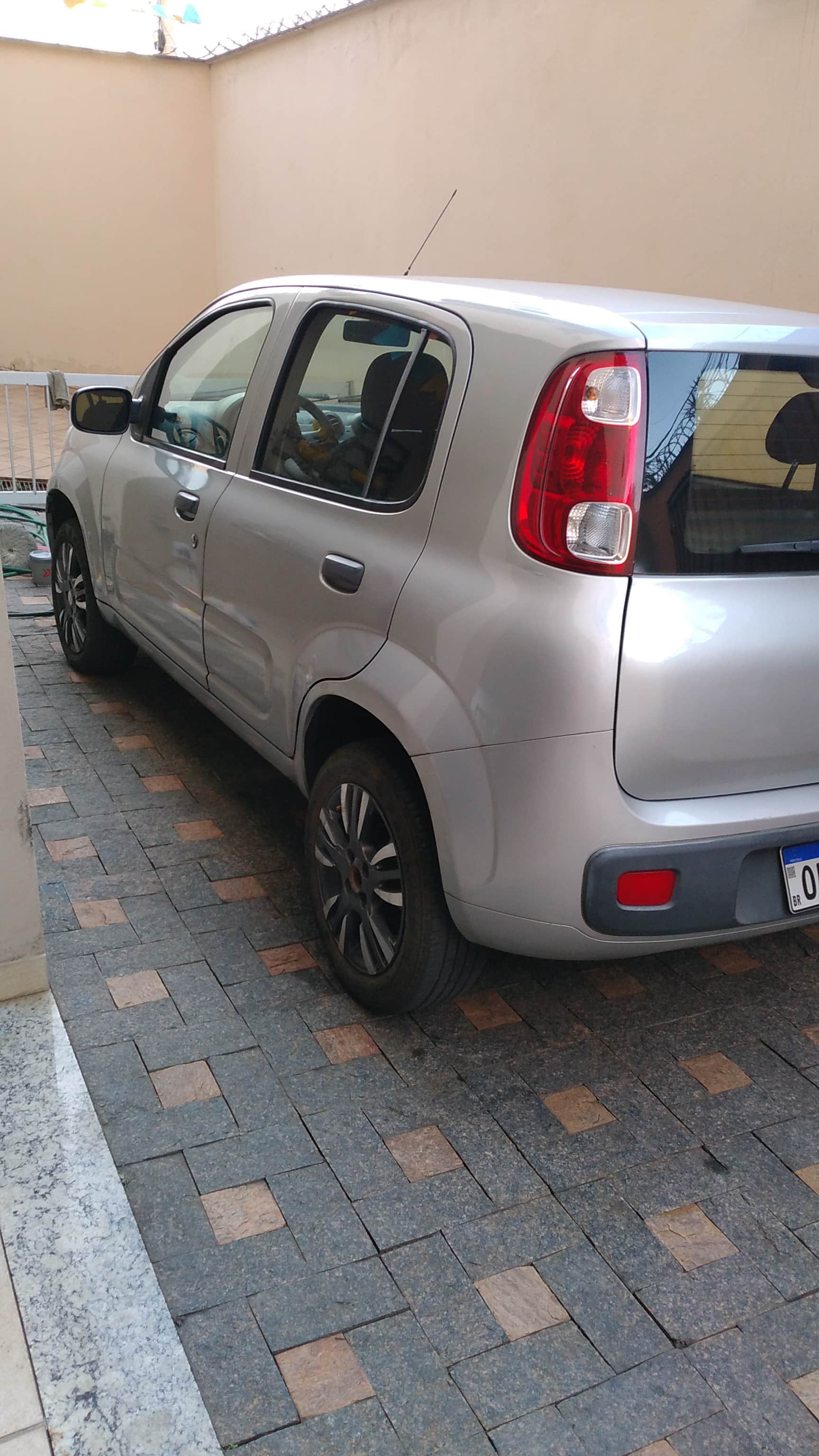 Fiat Uno VIVACE Celeb. 1.0 EVO F.Flex 8V 5p 2013, à venda em Belo Horizonte