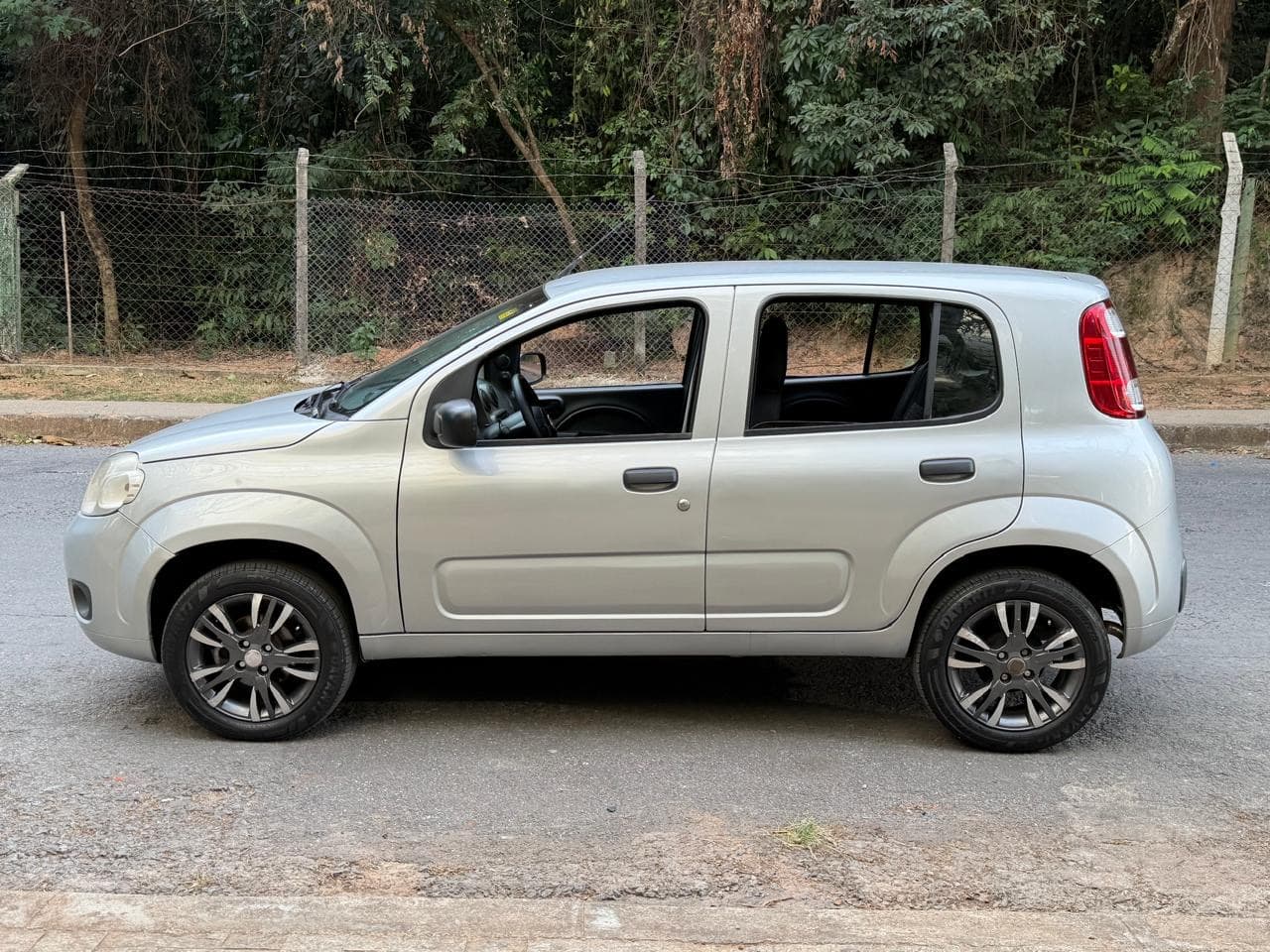 Fiat Uno VIVACE Celeb. 1.0 EVO F.Flex 8V 5p 2013, disponível na Taquinho Automóveis